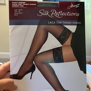Hanes Silk Reflection Lace Top Thigh Highs
